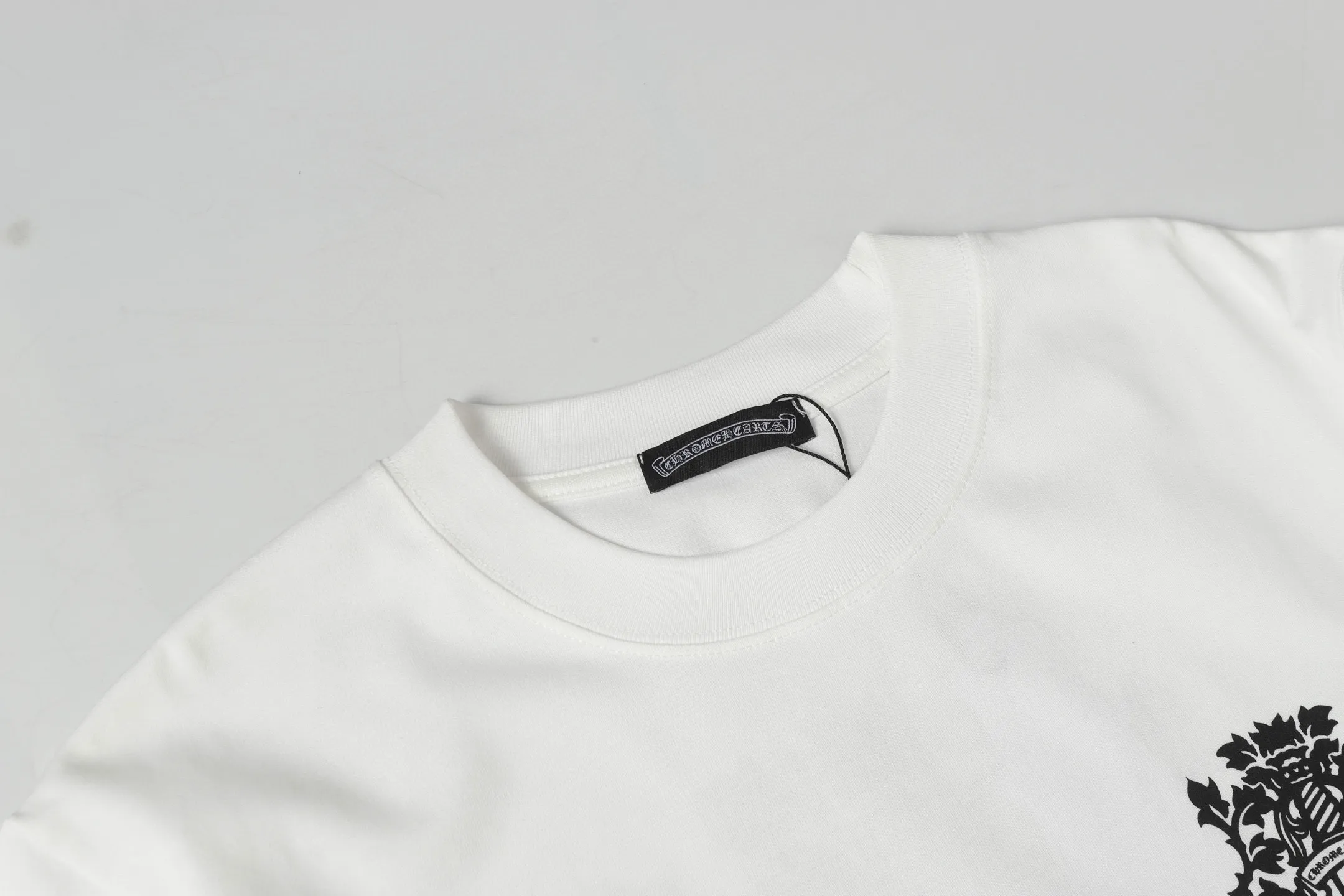 🅿️170 Chrome hearte/Chrome heart ch 25ss Miami limited Sanskrit printed T-shirt short sleeves. A must-have item for daily commuting for men and women in light luxury. The correct version is welcome to compare. Detailed features: ·280 grams of 100% cotton double yarn jersey fabric. ·Special thickened 32 pieces of double-strand 1x1 thread in the same vat. ·Double-needle cross-stitch technology. ·Original main mark washed hangtag. COLOUR: Black White SIZE：s m l xl